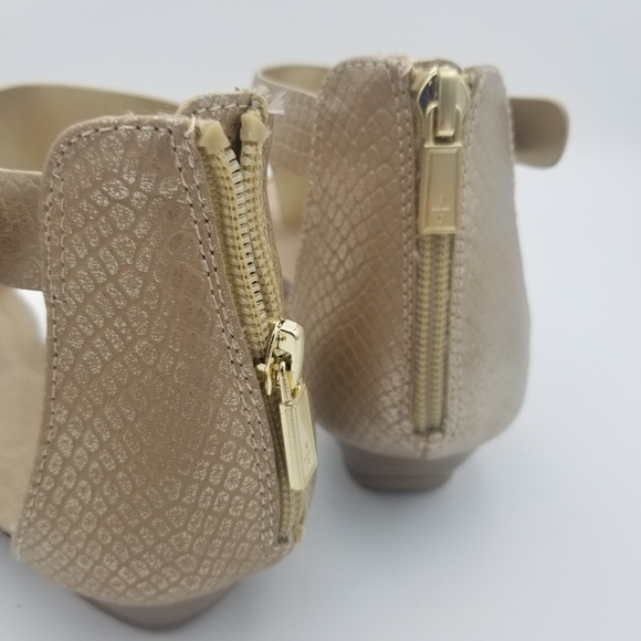 NWOT Kenneth Cole Reaction Great Gal T-Strap Wedge Sandals, Soft Gold, Size 8.5 - Picture 11 of 16